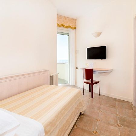 Universal Hotel Τσέρβια Εξωτερικό φωτογραφία