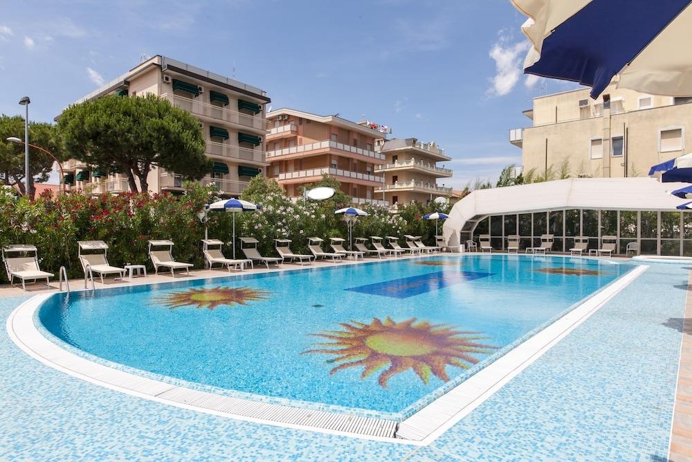 Universal Hotel Τσέρβια Εξωτερικό φωτογραφία