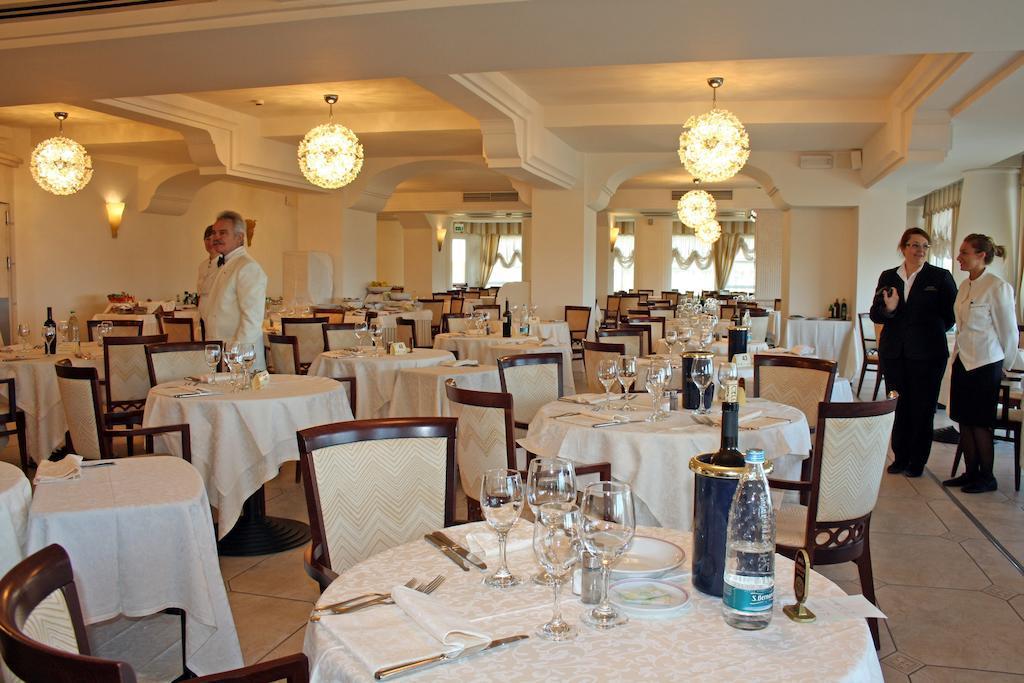Universal Hotel Τσέρβια Εξωτερικό φωτογραφία