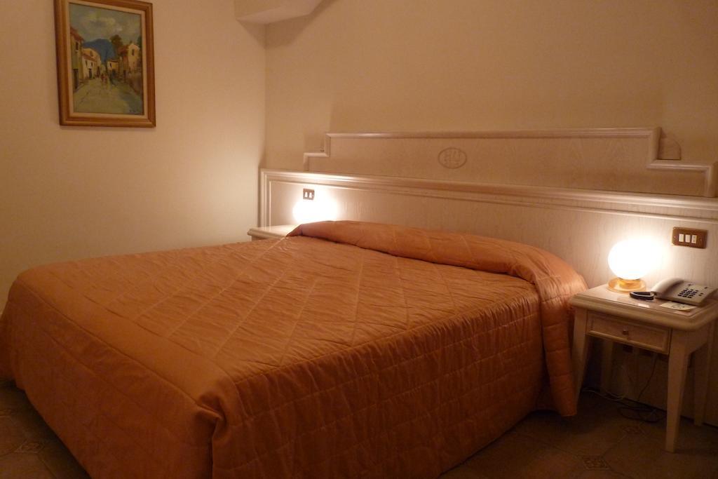 Universal Hotel Τσέρβια Εξωτερικό φωτογραφία
