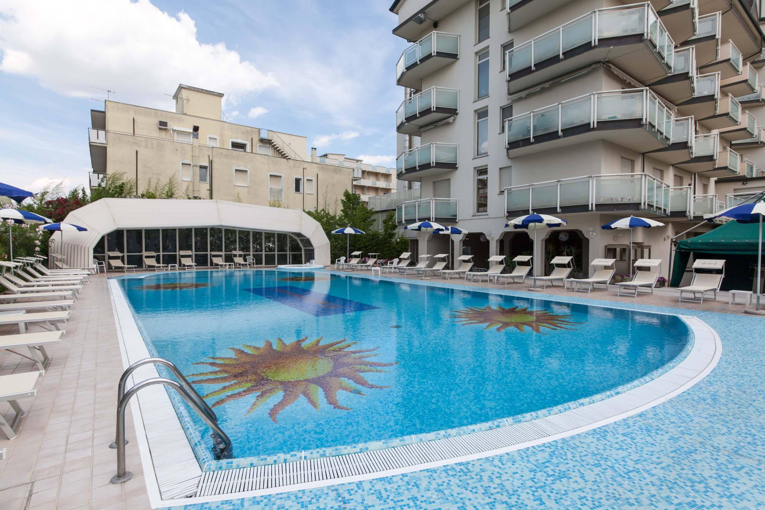 Universal Hotel Τσέρβια Εξωτερικό φωτογραφία