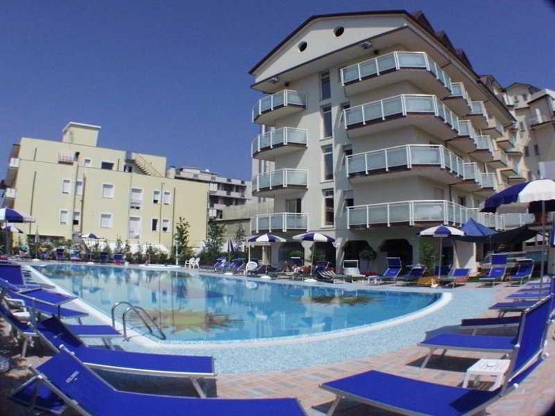 Universal Hotel Τσέρβια Εξωτερικό φωτογραφία
