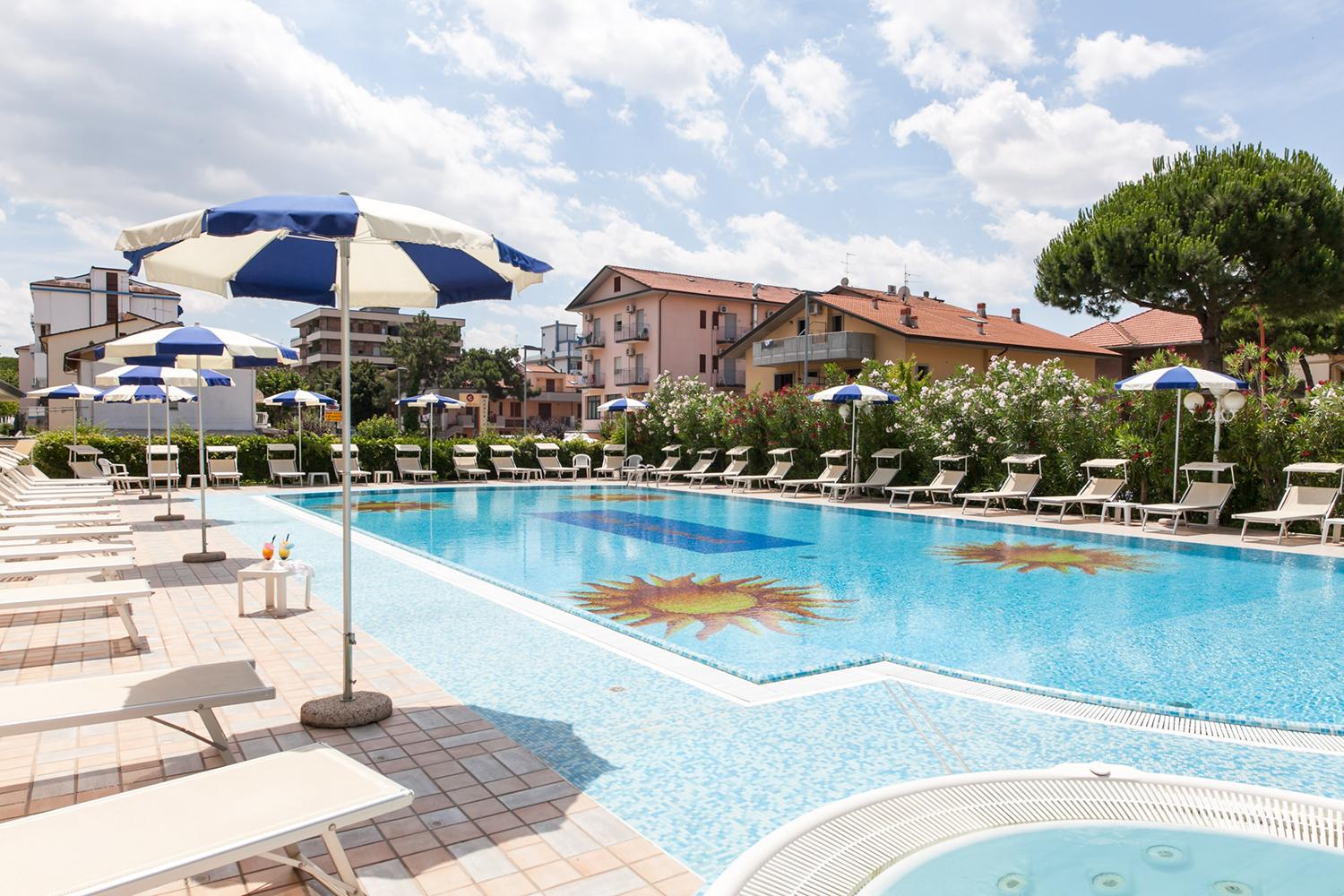 Universal Hotel Τσέρβια Εξωτερικό φωτογραφία