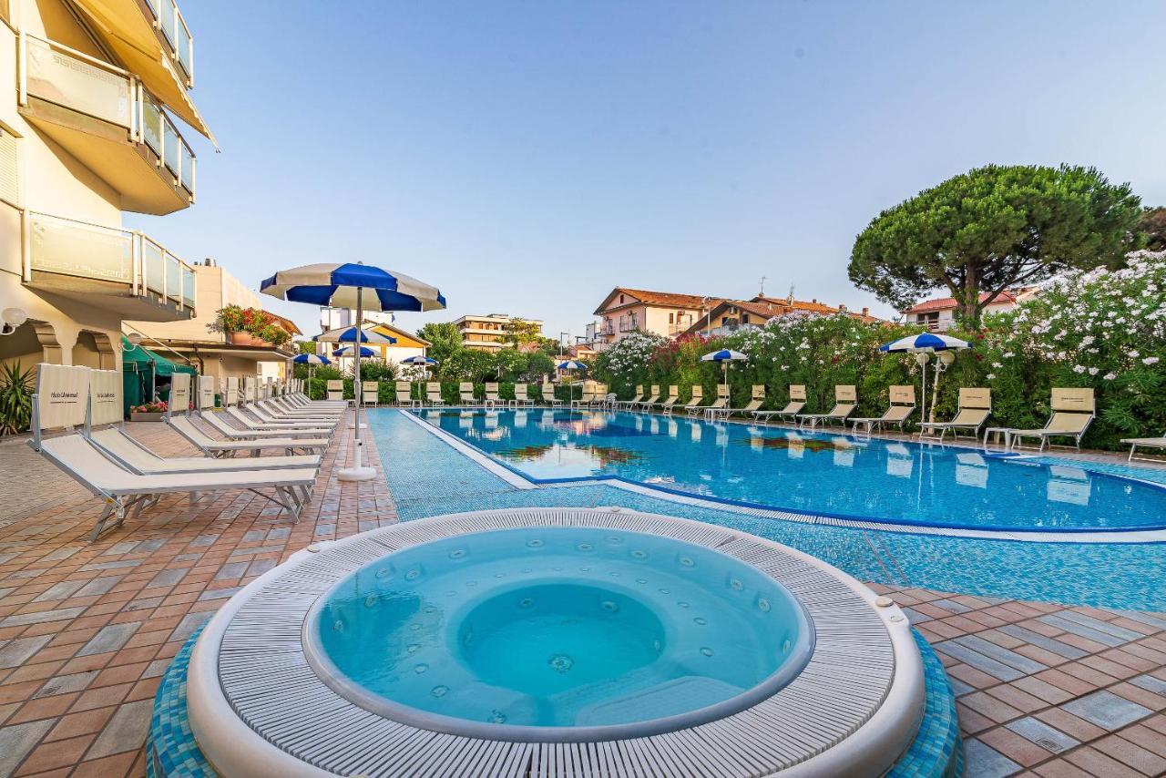 Universal Hotel Τσέρβια Εξωτερικό φωτογραφία