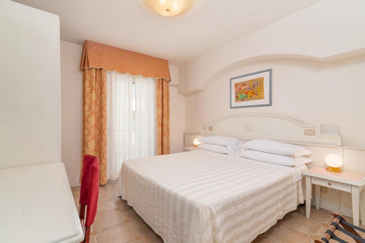 Universal Hotel Τσέρβια Εξωτερικό φωτογραφία