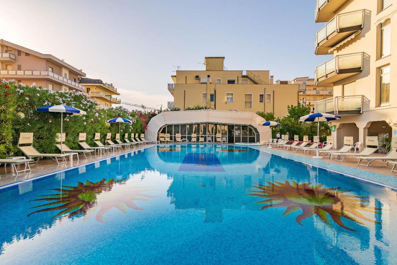 Universal Hotel Τσέρβια Εξωτερικό φωτογραφία