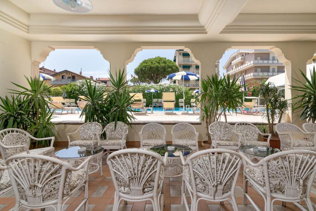 Universal Hotel Τσέρβια Εξωτερικό φωτογραφία