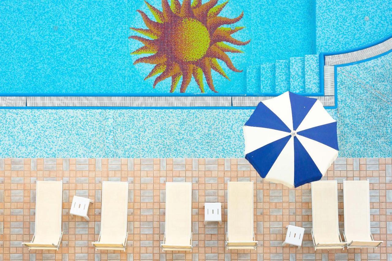 Universal Hotel Τσέρβια Εξωτερικό φωτογραφία