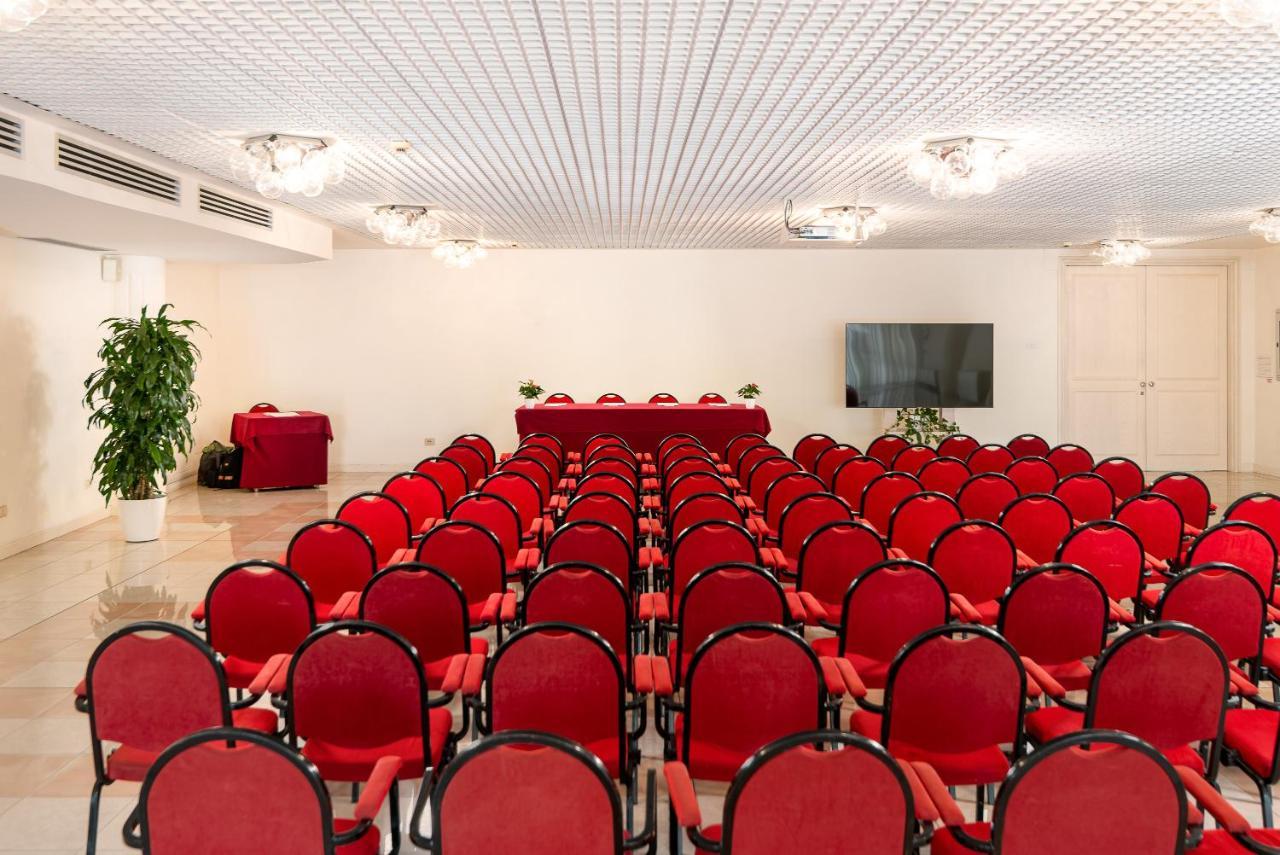 Universal Hotel Τσέρβια Εξωτερικό φωτογραφία