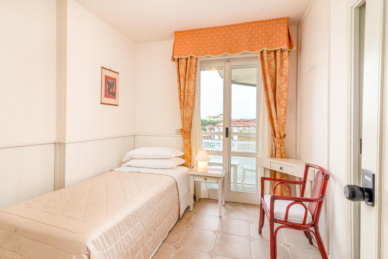 Universal Hotel Τσέρβια Εξωτερικό φωτογραφία