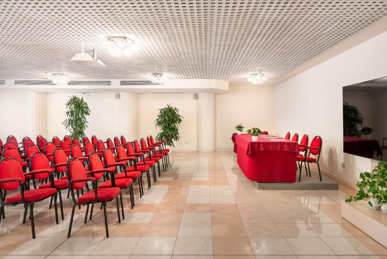 Universal Hotel Τσέρβια Εξωτερικό φωτογραφία