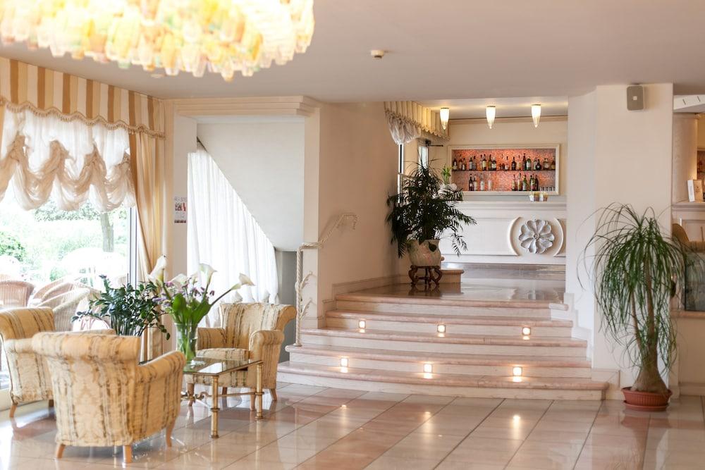 Universal Hotel Τσέρβια Εξωτερικό φωτογραφία