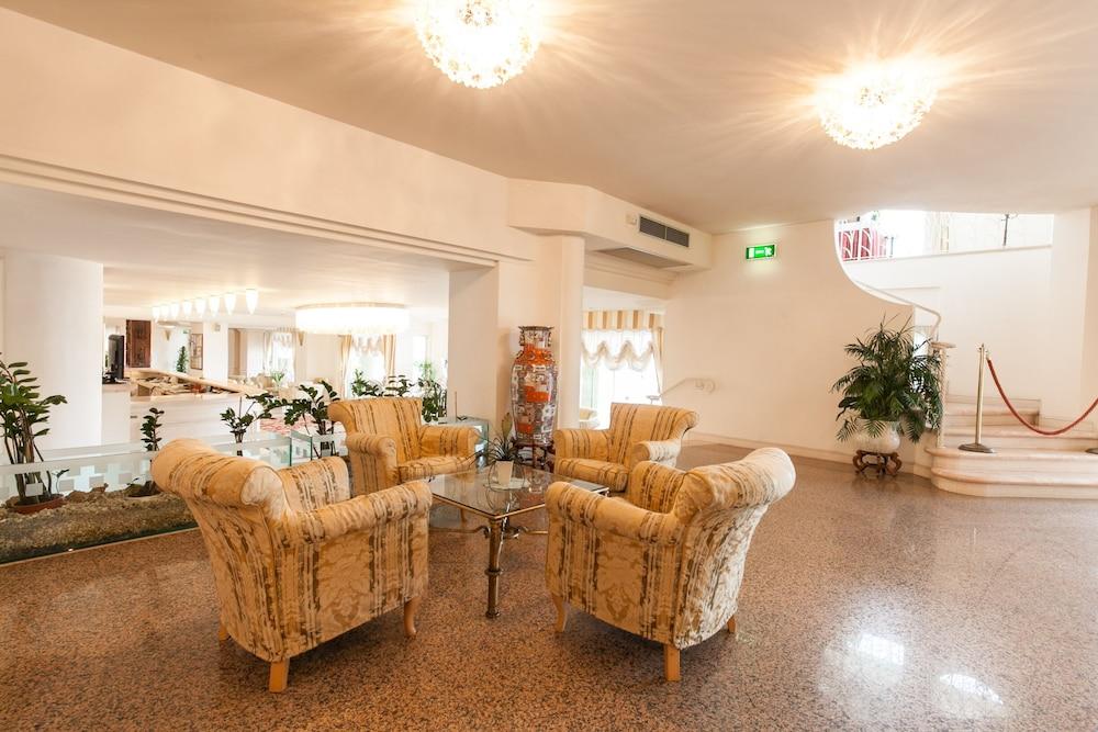 Universal Hotel Τσέρβια Εξωτερικό φωτογραφία