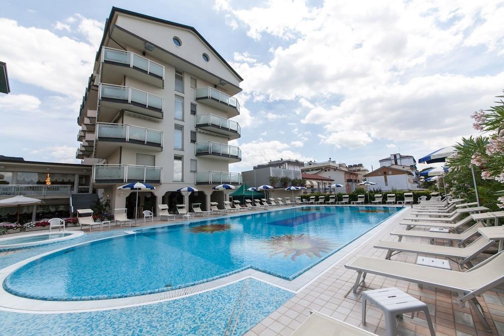 Universal Hotel Τσέρβια Εξωτερικό φωτογραφία