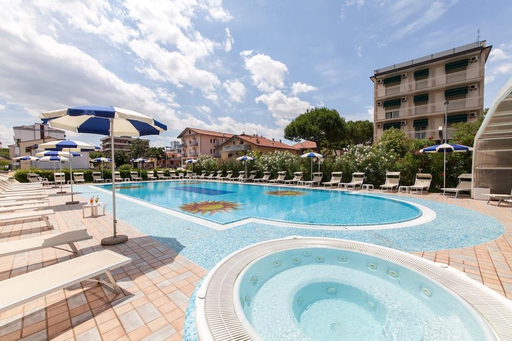 Universal Hotel Τσέρβια Εξωτερικό φωτογραφία