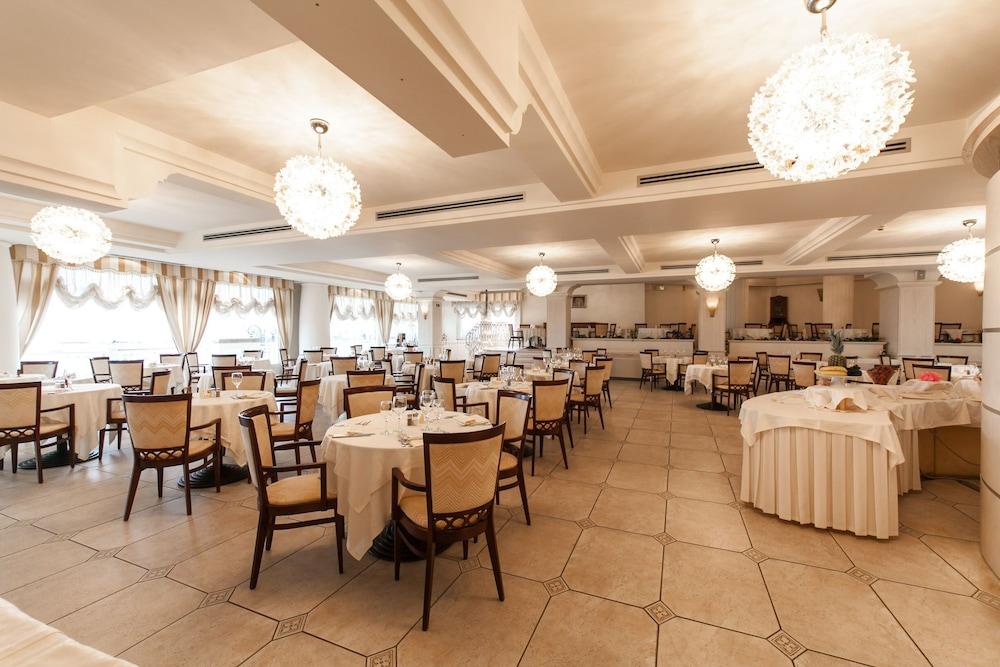 Universal Hotel Τσέρβια Εξωτερικό φωτογραφία