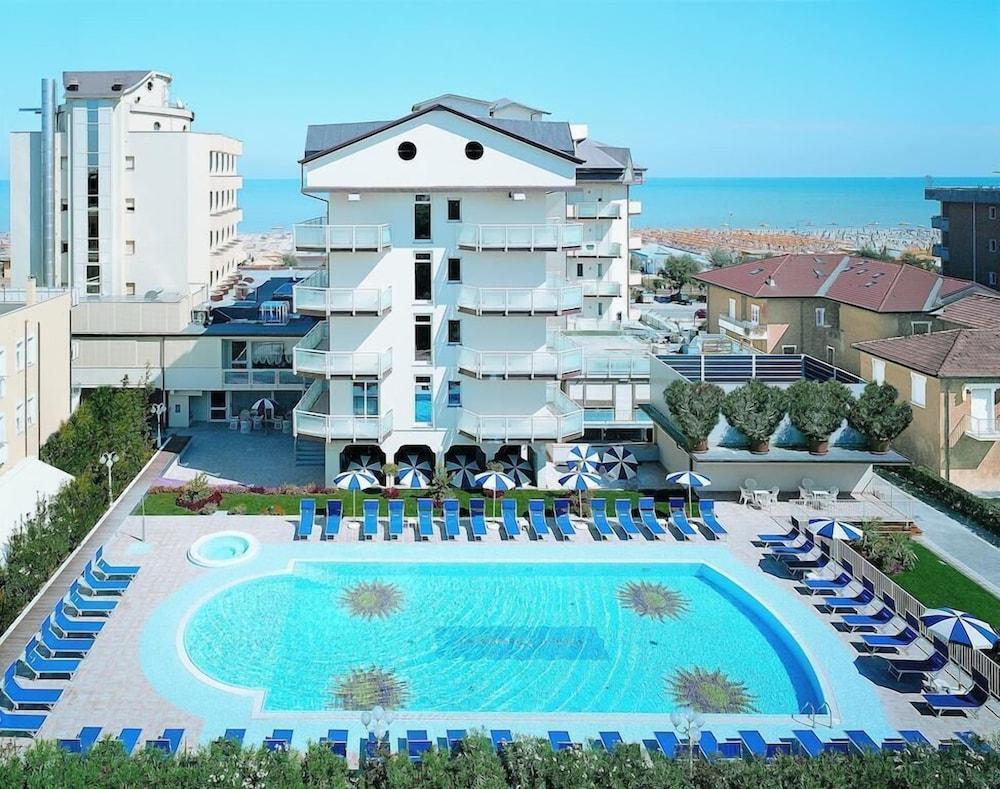 Universal Hotel Τσέρβια Εξωτερικό φωτογραφία