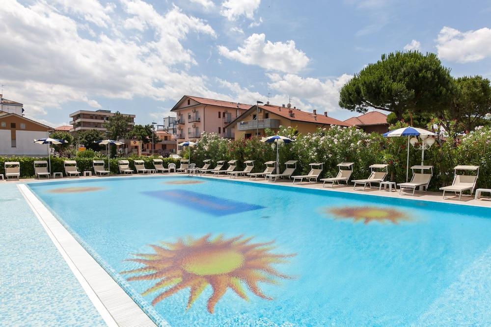 Universal Hotel Τσέρβια Εξωτερικό φωτογραφία