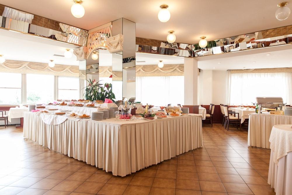 Universal Hotel Τσέρβια Εξωτερικό φωτογραφία