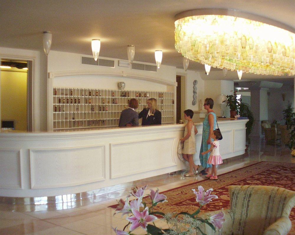 Universal Hotel Τσέρβια Εξωτερικό φωτογραφία