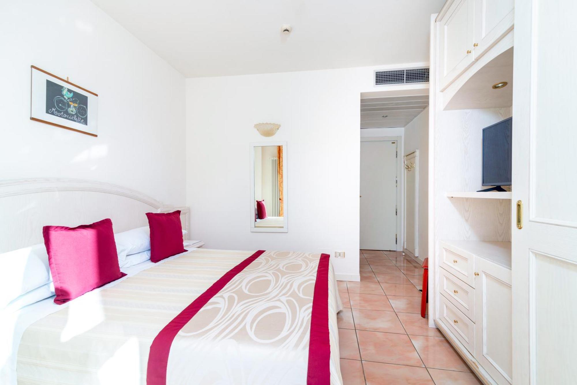 Universal Hotel Τσέρβια Εξωτερικό φωτογραφία